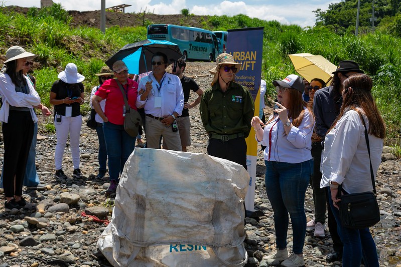 Ana Yancy Arce, de la Corporation Pedregal, explique la barrière en plastique dans la rivière Virilla.