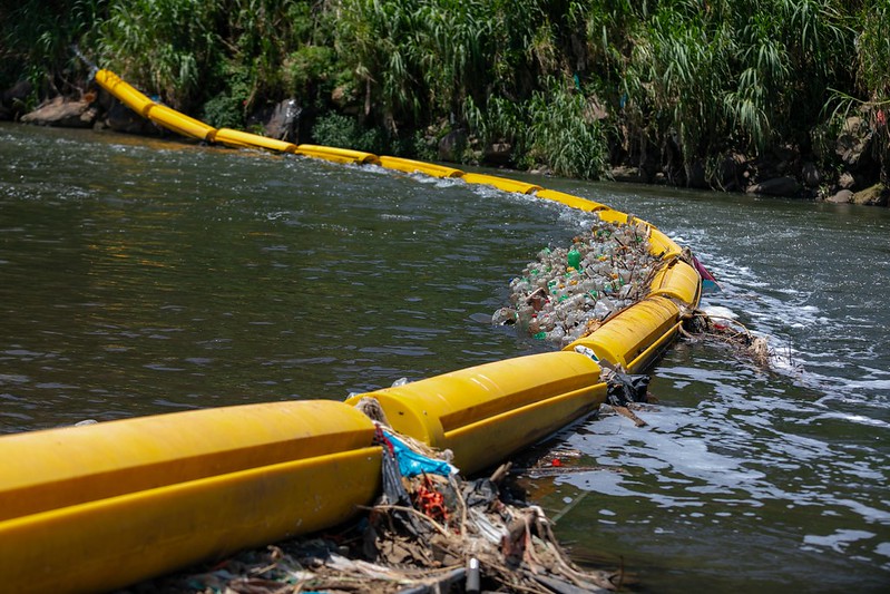 La barrière en plastique qui traverse la rivière Virilla.