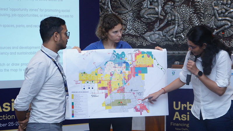 les participants au cours sur l'adaptation à la croissance urbaine examinent un exemple de carte d'une zone urbaine en expansion