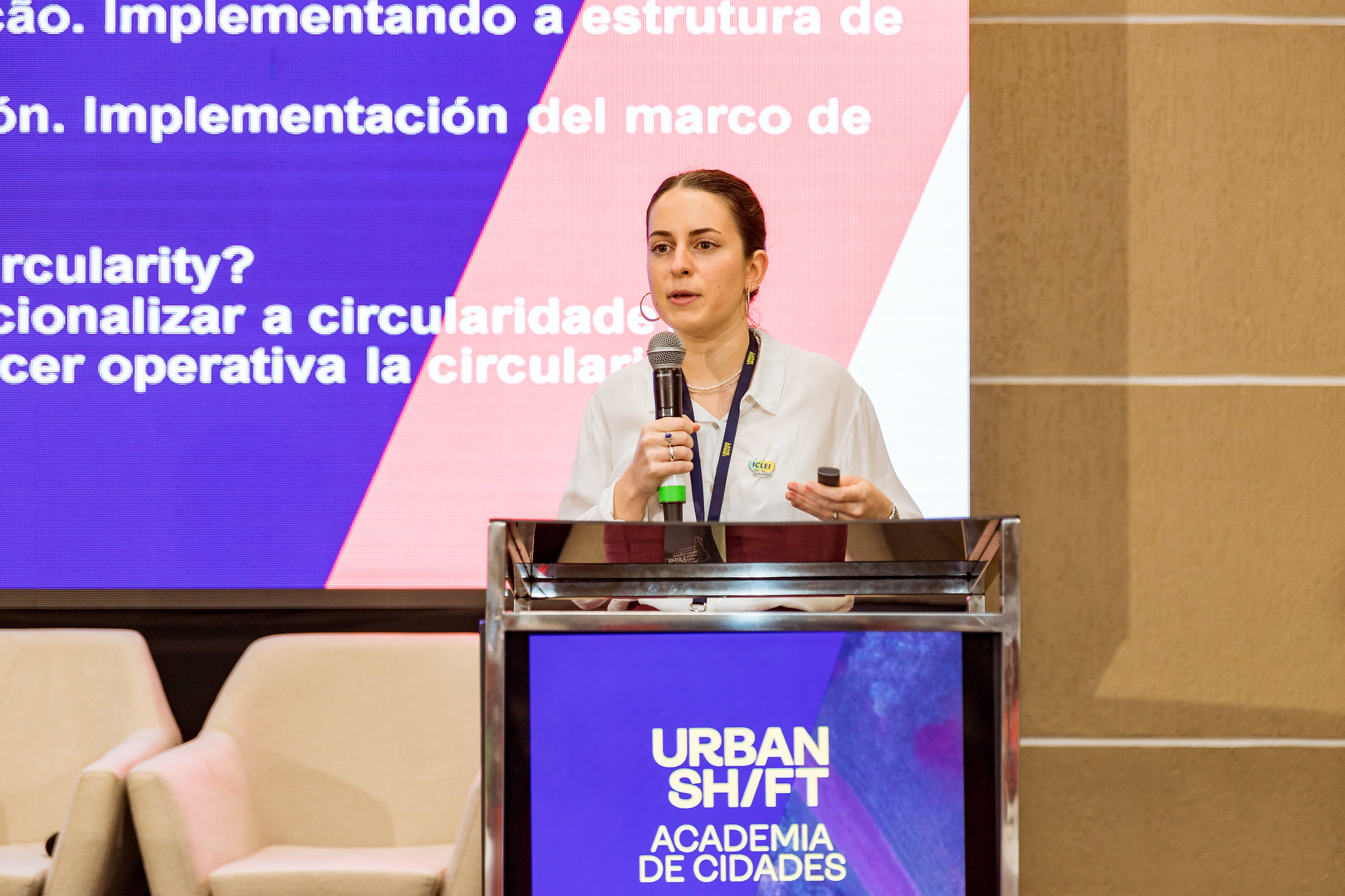 maria alonso martinez, de ICLEI , fait une présentation lors du Forum