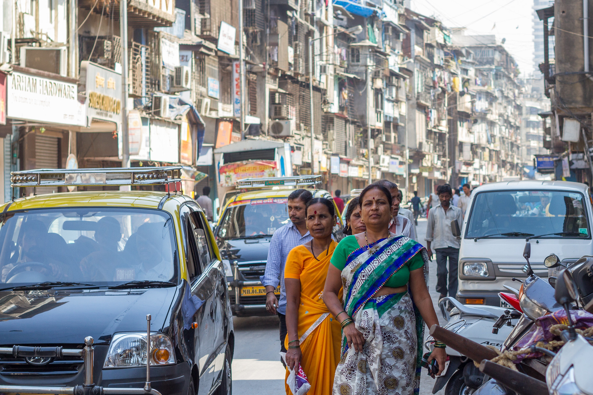 Femmes marchant dans une rue animée en Inde