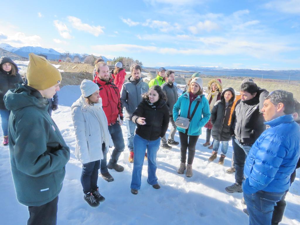 Participants discutant lors de la visite du site à Ushuaia