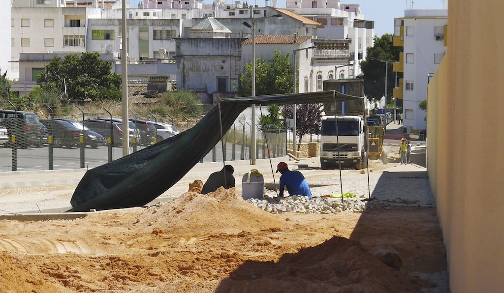 travailleurs à l'extérieur sur un chantier de construction en ville