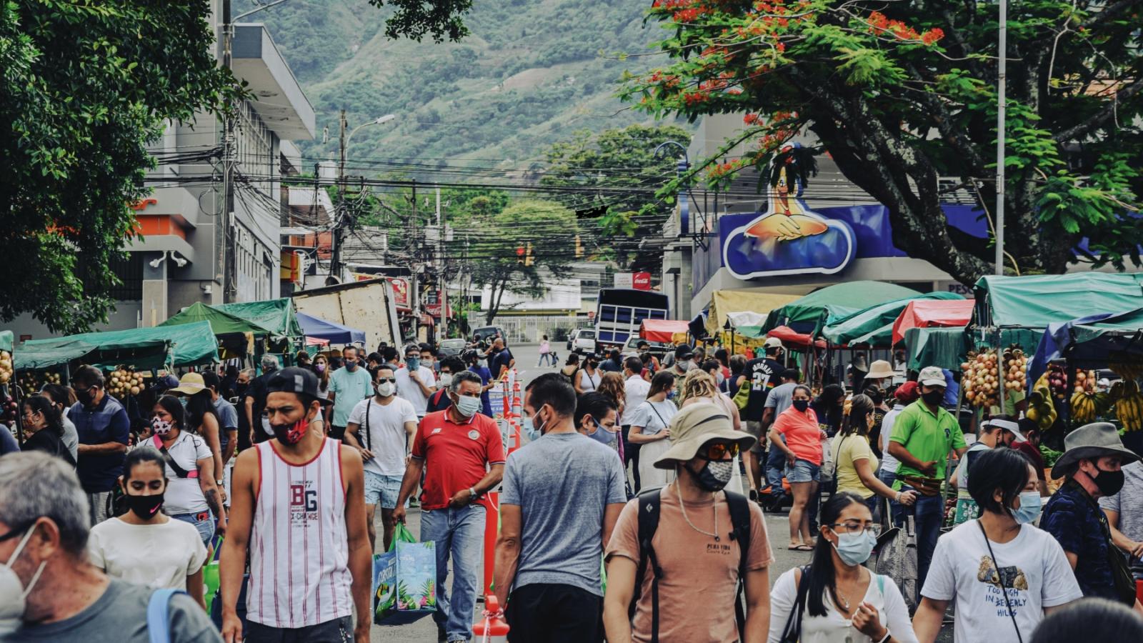 Costa Rica - Personnes marchant dans une rue bordée d'arbres