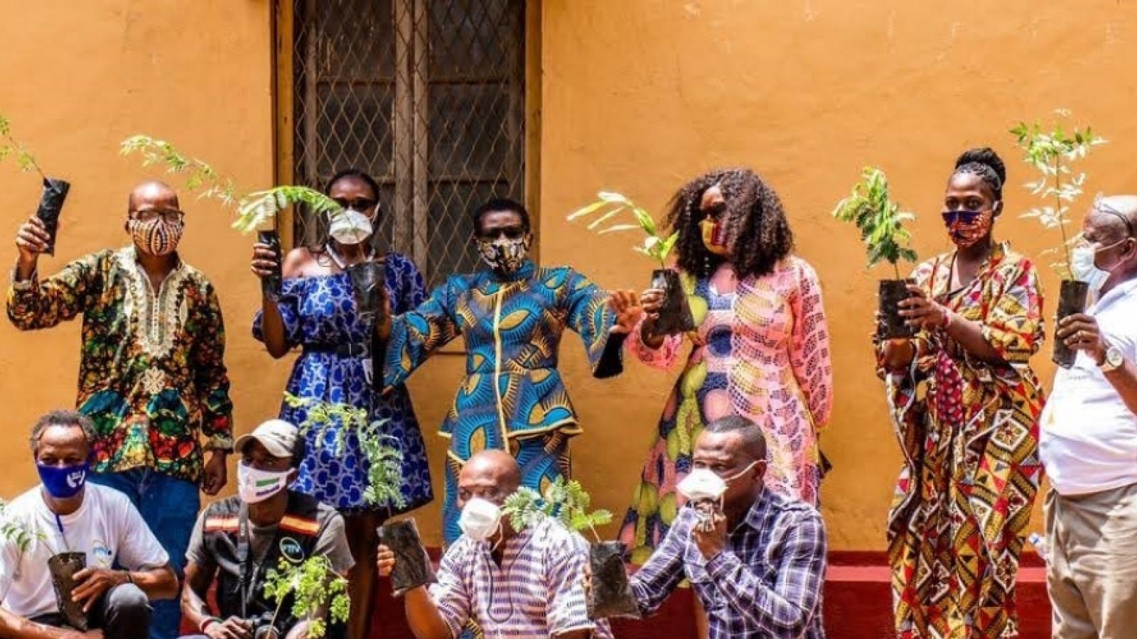 Un groupe d'habitants de Freetown posent avec leurs semis.