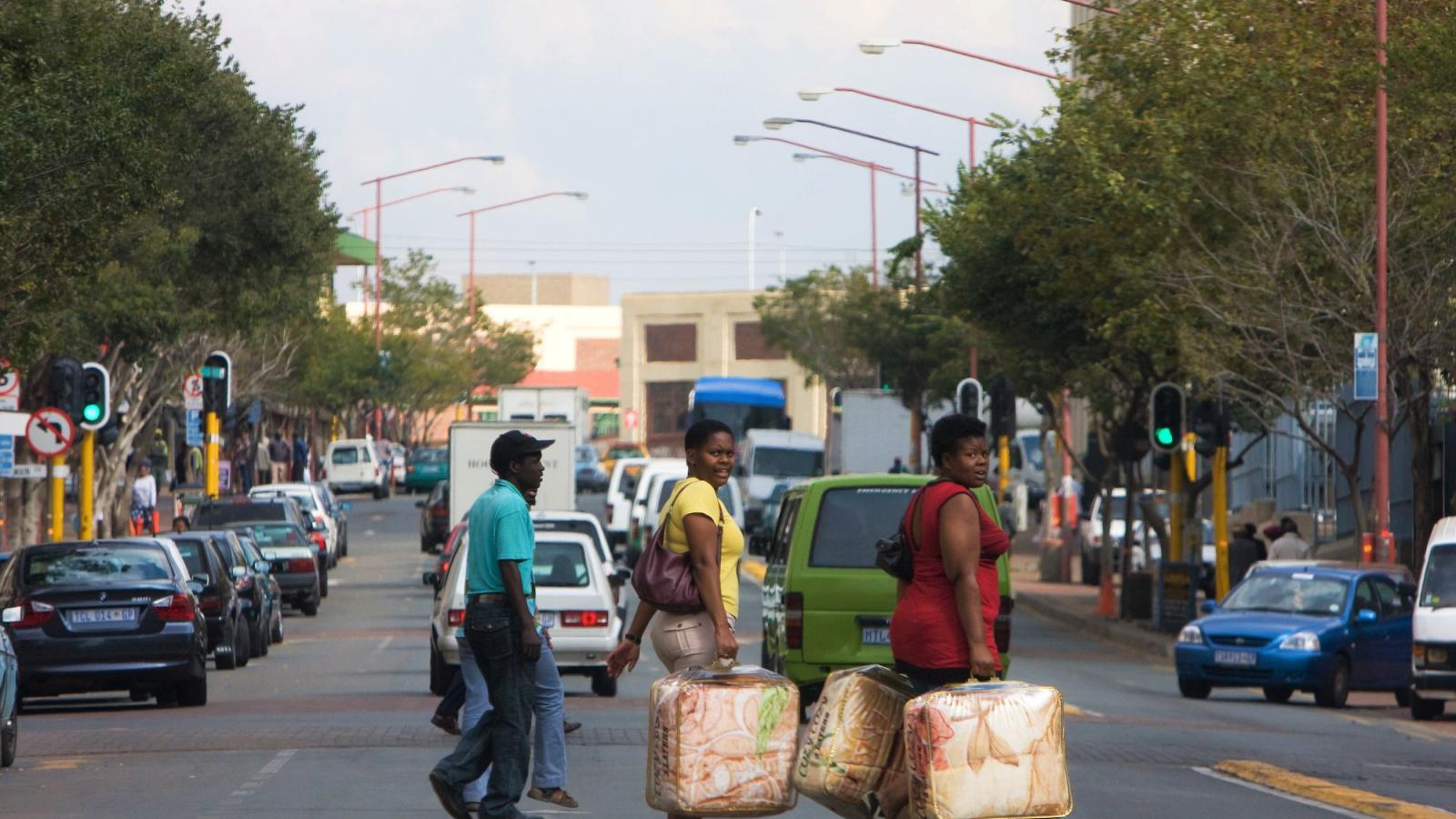 Personnes traversant une rue animée à Johannesburg, Afrique du Sud