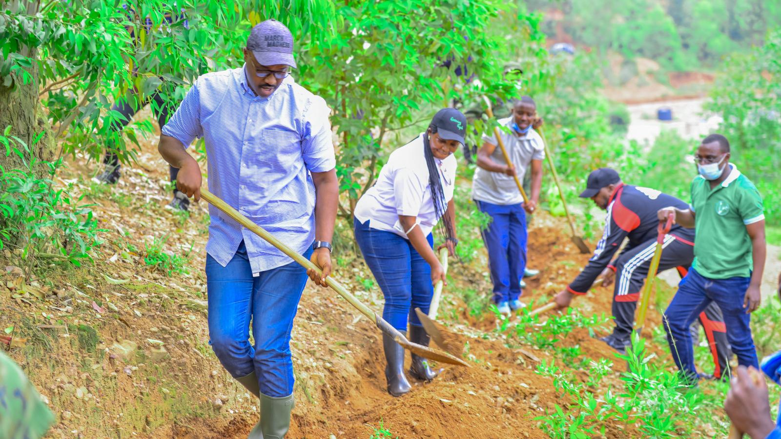 Le maire de la Ville de Kigali, Pudence Rubingisa, participe à la plantation d'un arbre communautaire. Ville de Kigali / Flickr. 