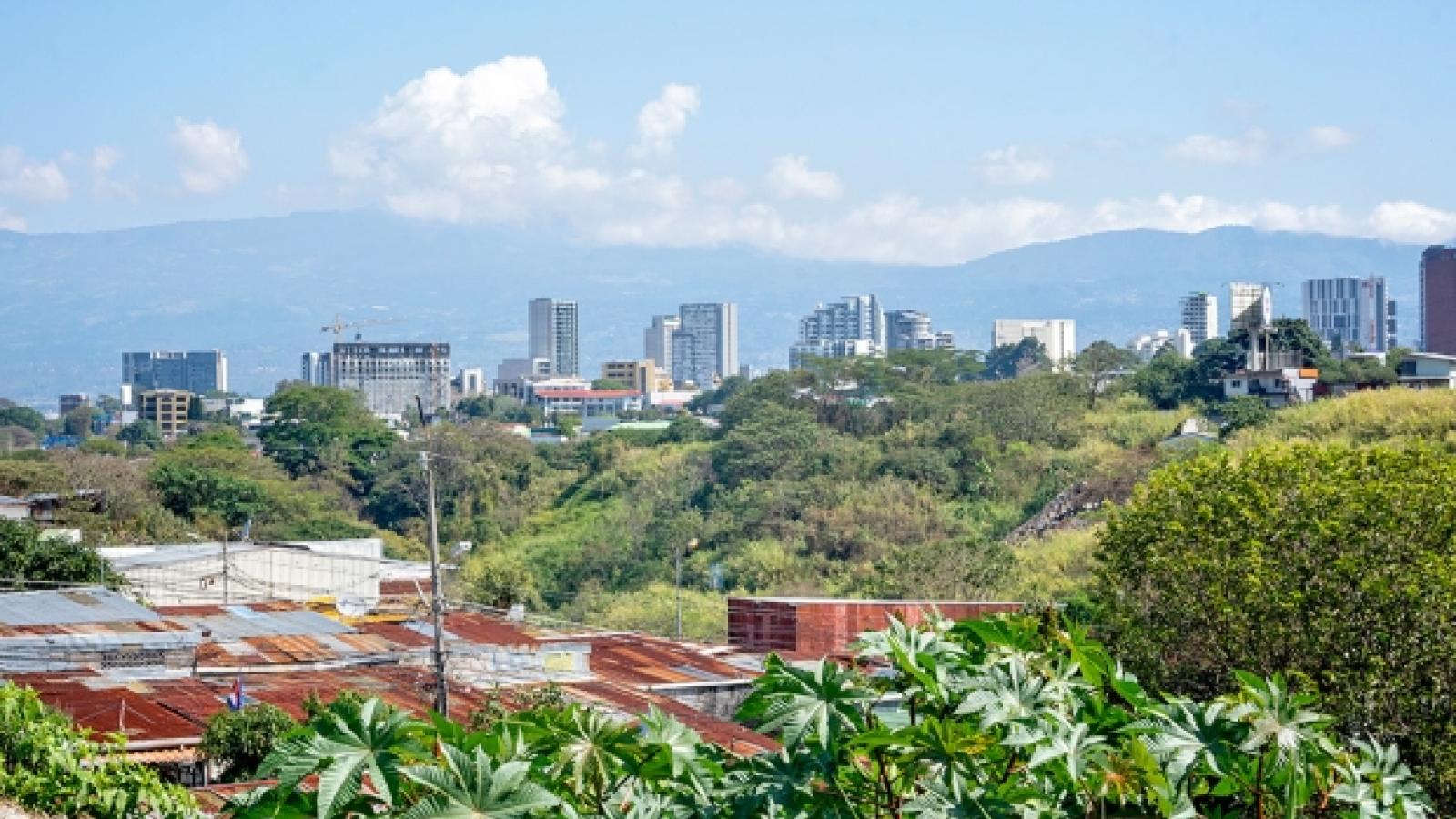 Le parc de La Guapil avec la ligne d'horizon de San Jose en arrière-plan