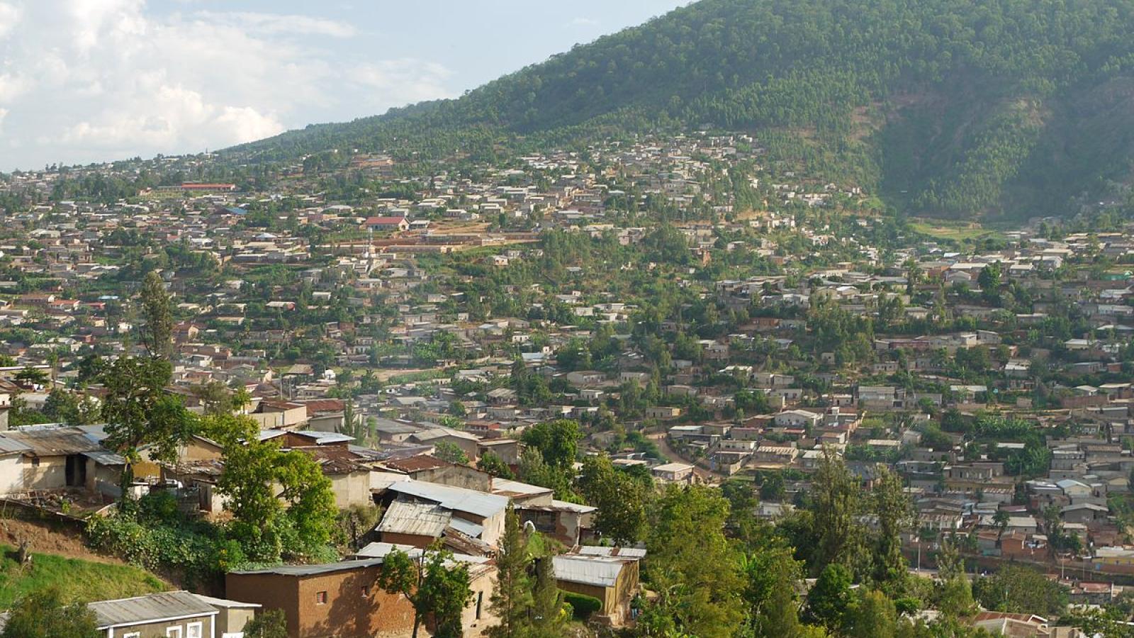 Banlieue de Kigali avec le mont Kigali en arrière-plan