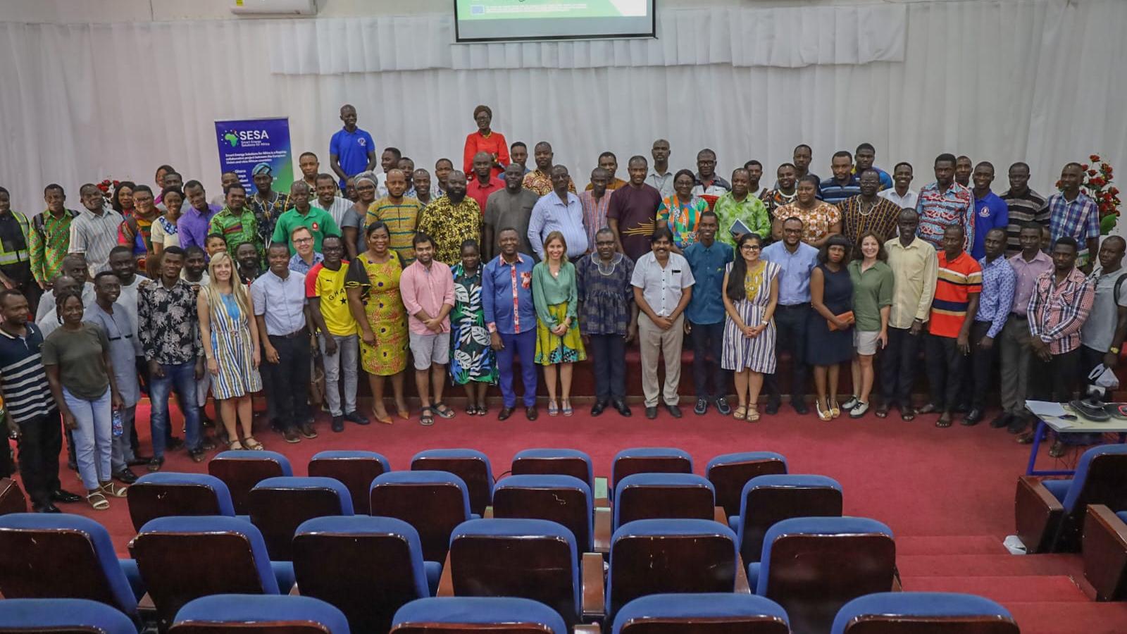 une photo de groupe des participants à l'échange entre pairs au Ghana