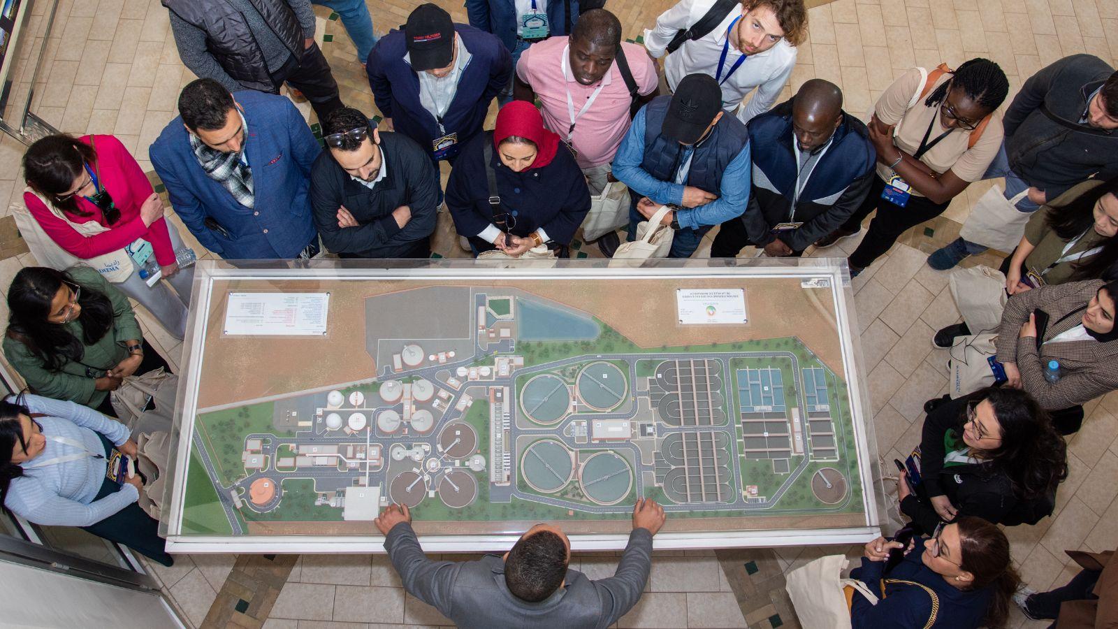 une vue aérienne d'un groupe regardant une maquette de ville