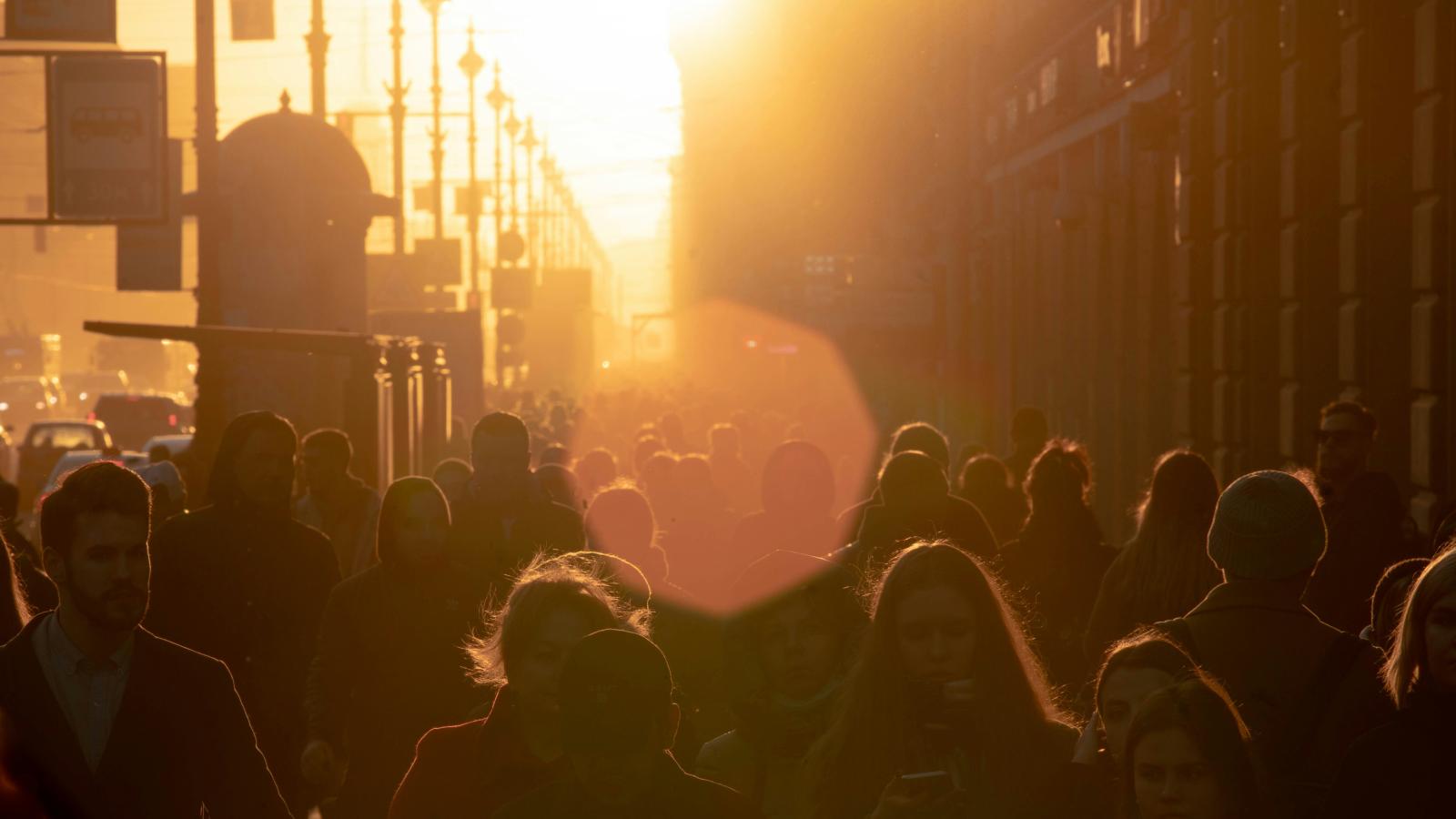 personnes marchant dans une rue de la ville au soleil