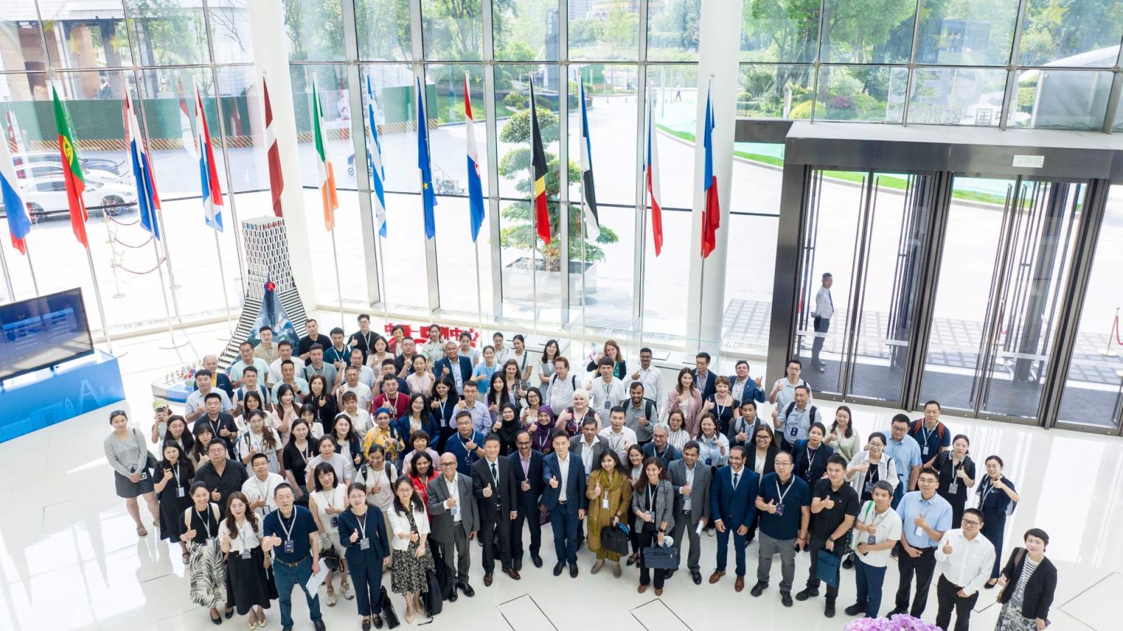 Participants à l'ouverture de l'Académie UrbanShift Chine