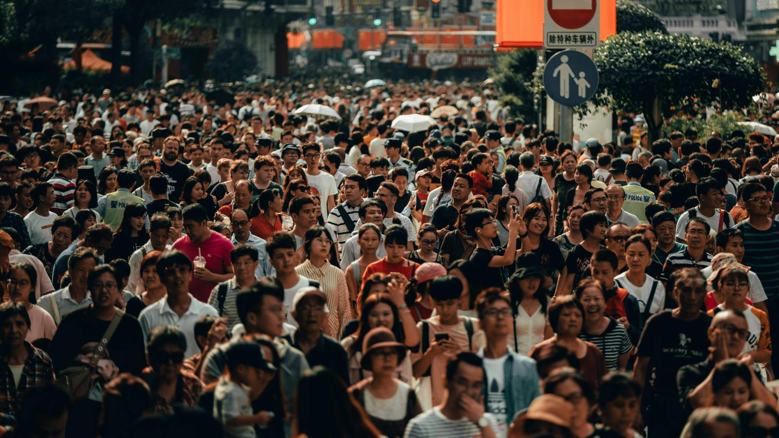 une rue bondée en ville