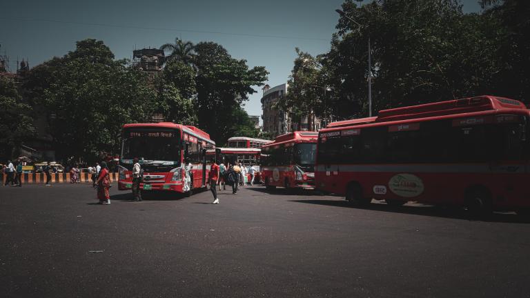 Image de bus électriques à Mumbai.