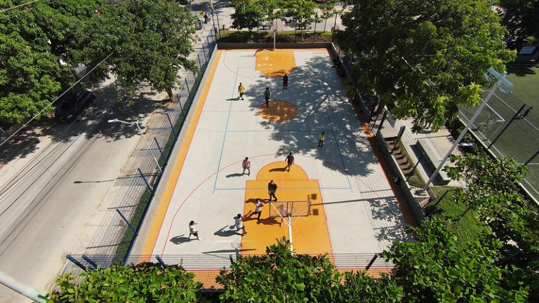 Vue aérienne d'un terrain de basket entouré d'arbres à Barranquilla, en Colombie.