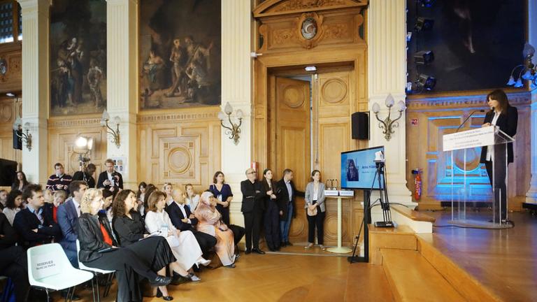 Anne Hidalgo, maire de Paris, s'adresse au public lors du Forum international de Paris pour mettre fin à la pollution plastique dans les villes.