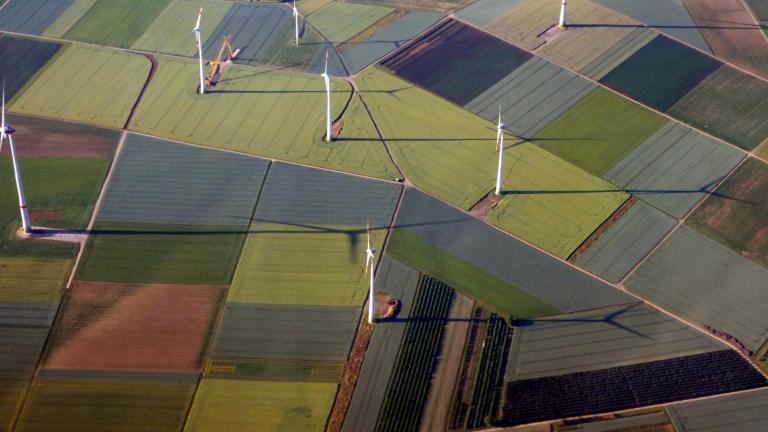 Vue aérienne d'un terrain agricole avec des éoliennes