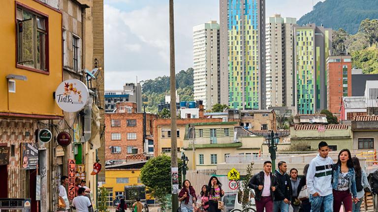 une scène de rue bondée dans une ville