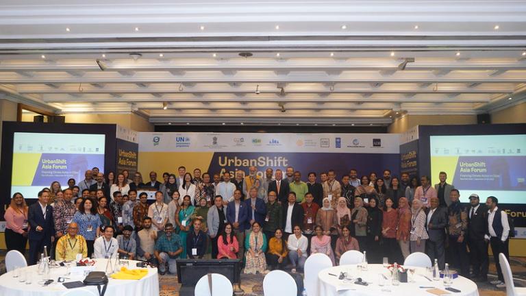 Les participants au forum asiatique UrbanShift se réunissent pour une photo de groupe