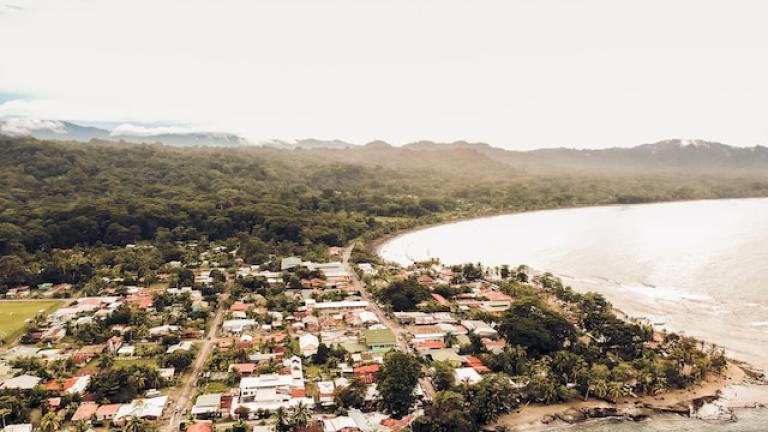 vue d'une ville côtière au costa rica