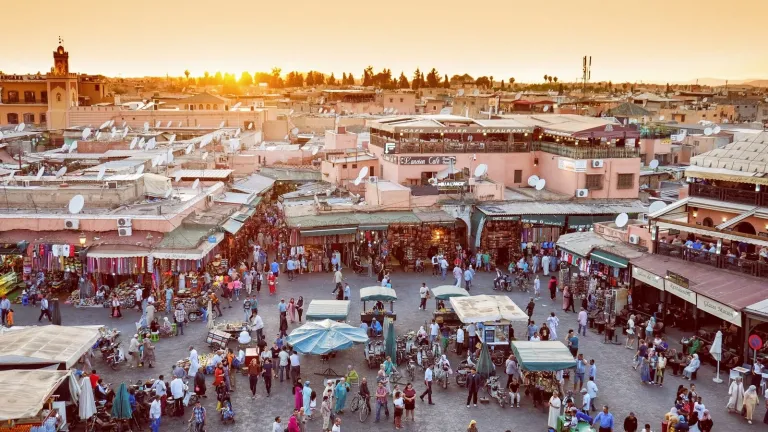 une photographie d'un marché urbain animé au coucher du soleil