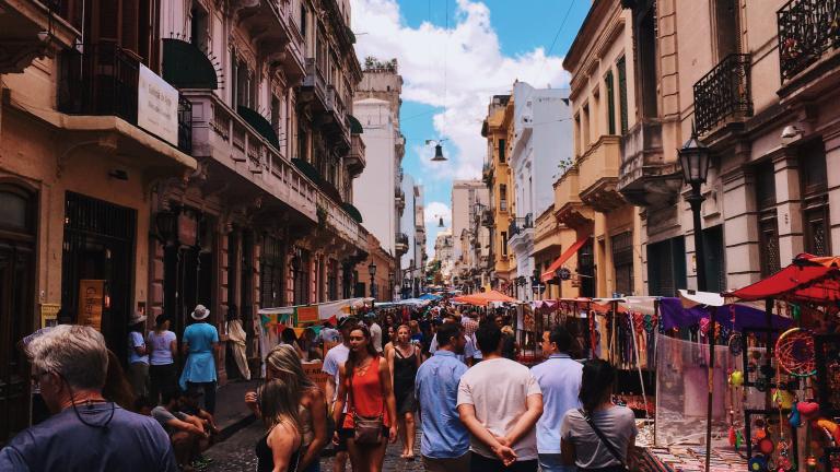 une scène de rue animée à buenos aires