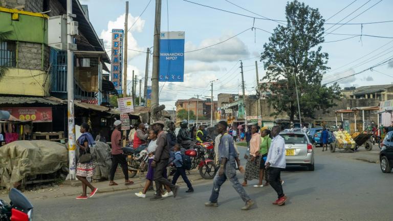 une rue animée de nairobi