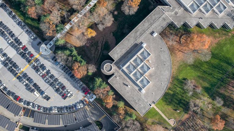 panneaux solaires dans une ville