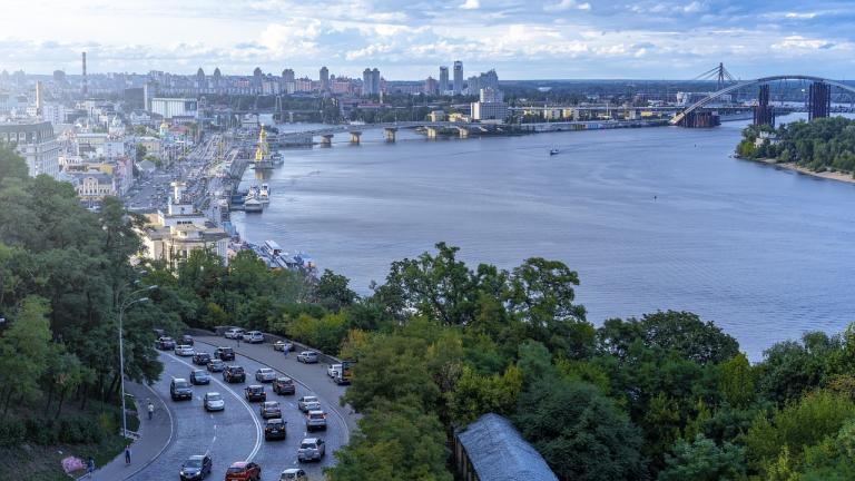 une vue d'une ville au bord de l'eau et pleine de nature