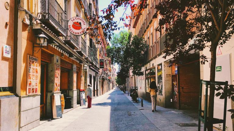 une rue sans voiture à madrid