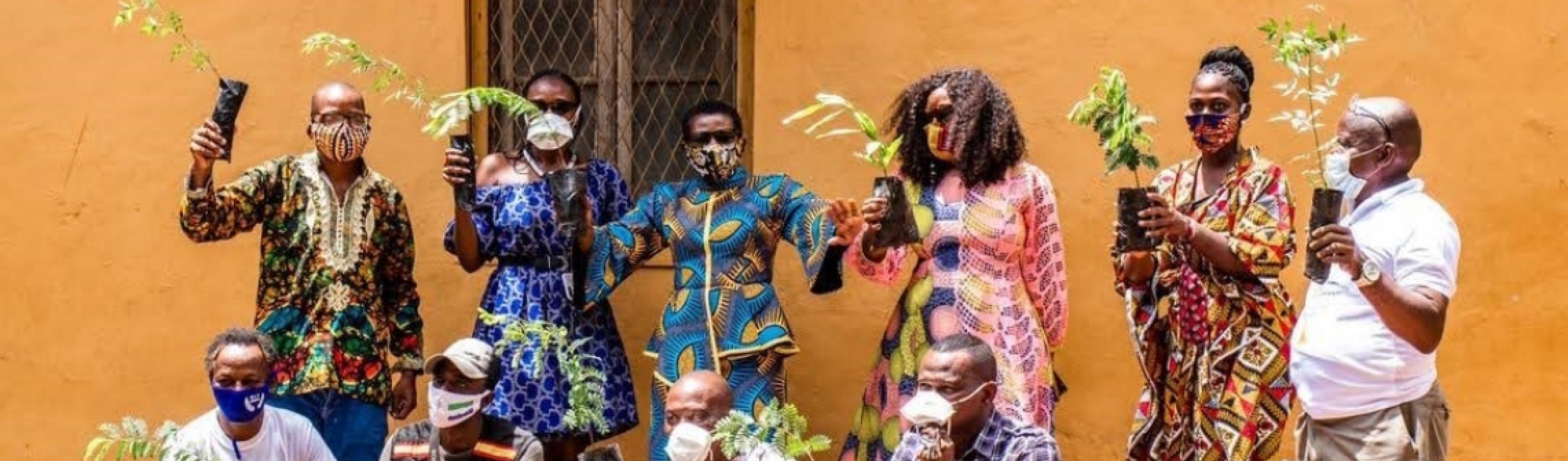 Un groupe d'habitants de Freetown posent avec leurs semis.
