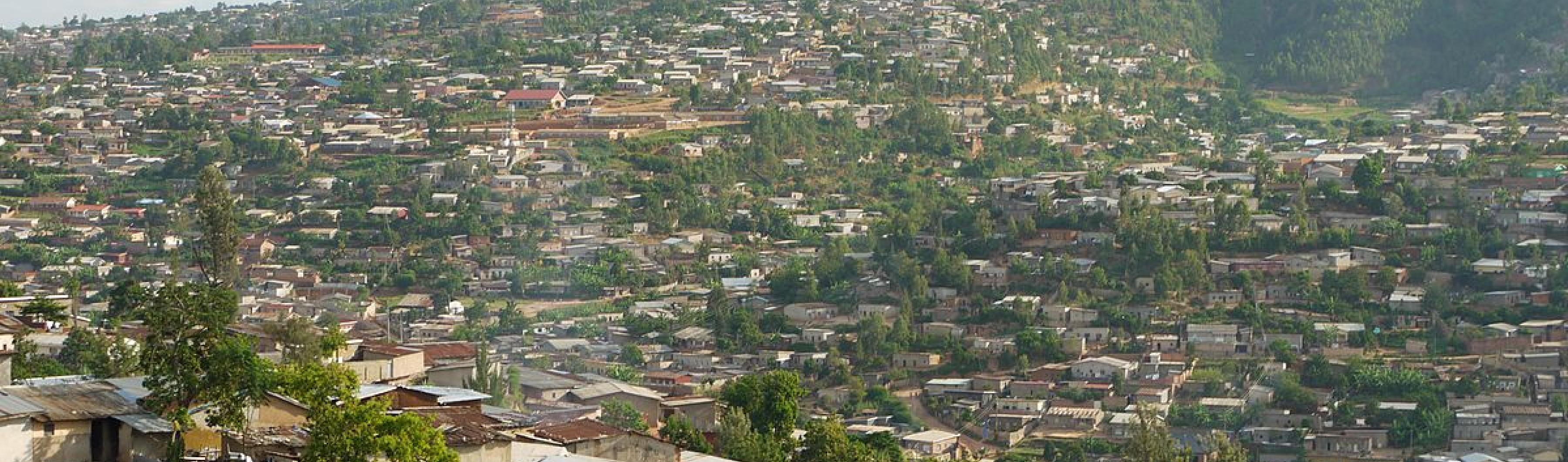 Banlieue de Kigali avec le mont Kigali en arrière-plan