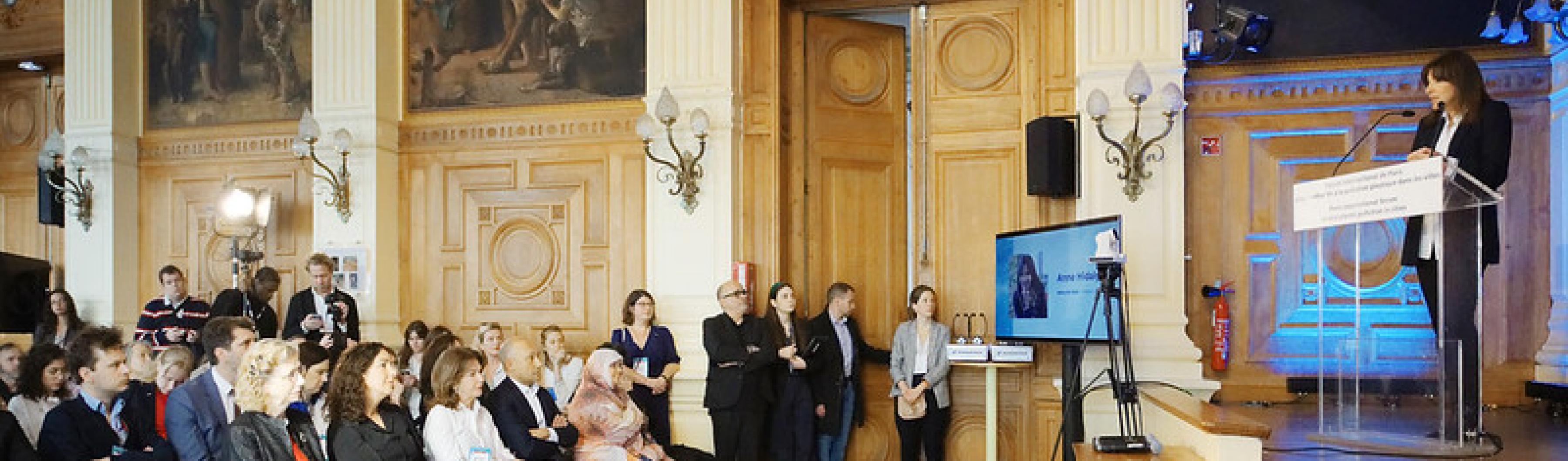 Anne Hidalgo, maire de Paris, s'adresse au public lors du Forum international de Paris pour mettre fin à la pollution plastique dans les villes.