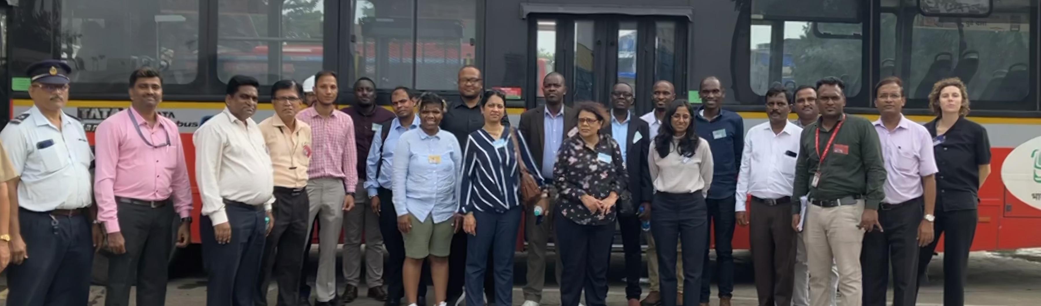 Les participants à l'échange Peer to Peer du site UrbanShift devant un bus à émission zéro à Mumbai