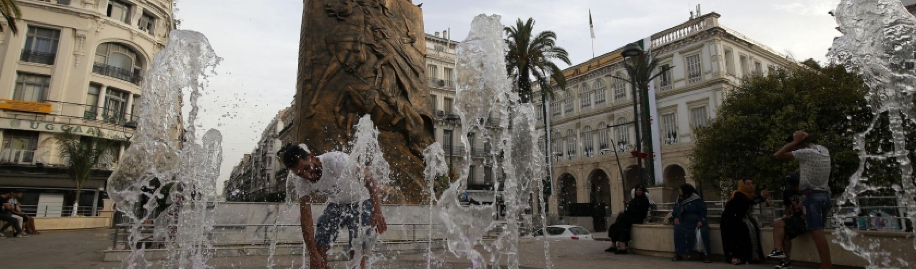 Un homme se rafraîchit dans une pataugeoire du centre-ville d'Alger, en Algérie, où les températures ont atteint 42°C dans le cadre d'une vague de chaleur qui touche une grande partie de l'Afrique du Nord. 