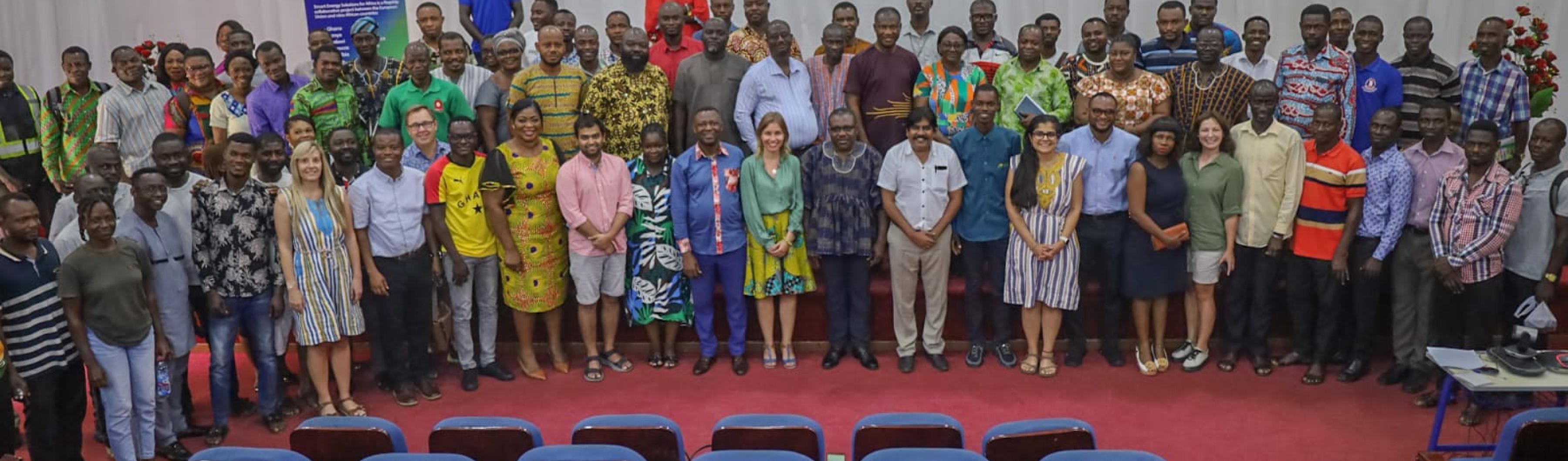 une photo de groupe des participants à l'échange entre pairs au Ghana