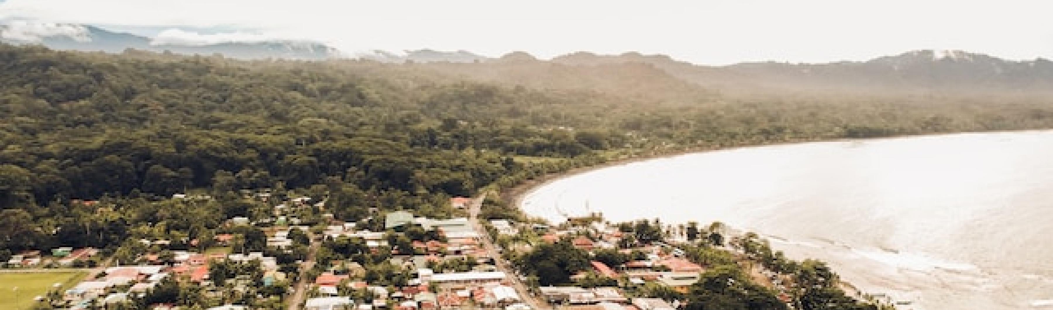 vue d'une ville côtière au costa rica