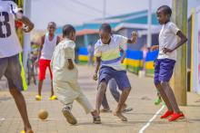 Enfants jouant dans une zone sans voiture à Biryogo, Kigali. Ville de Kigali / Flickr. 