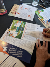 Les participants examinent le profil de leur personnage fictif pour l'exercice de jeu de rôle sur la biodiversité urbaine. 