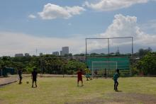 vue d'enfants jouant dans le parc restauré de la guapil au costa rica