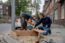 personnes construisant une jardinière à carnisse